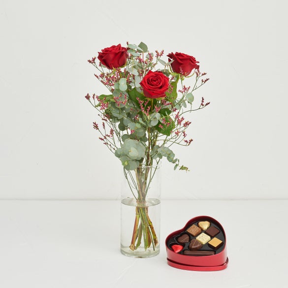 Den søde valentinsbuket - røde roser med hjerte med chokolade